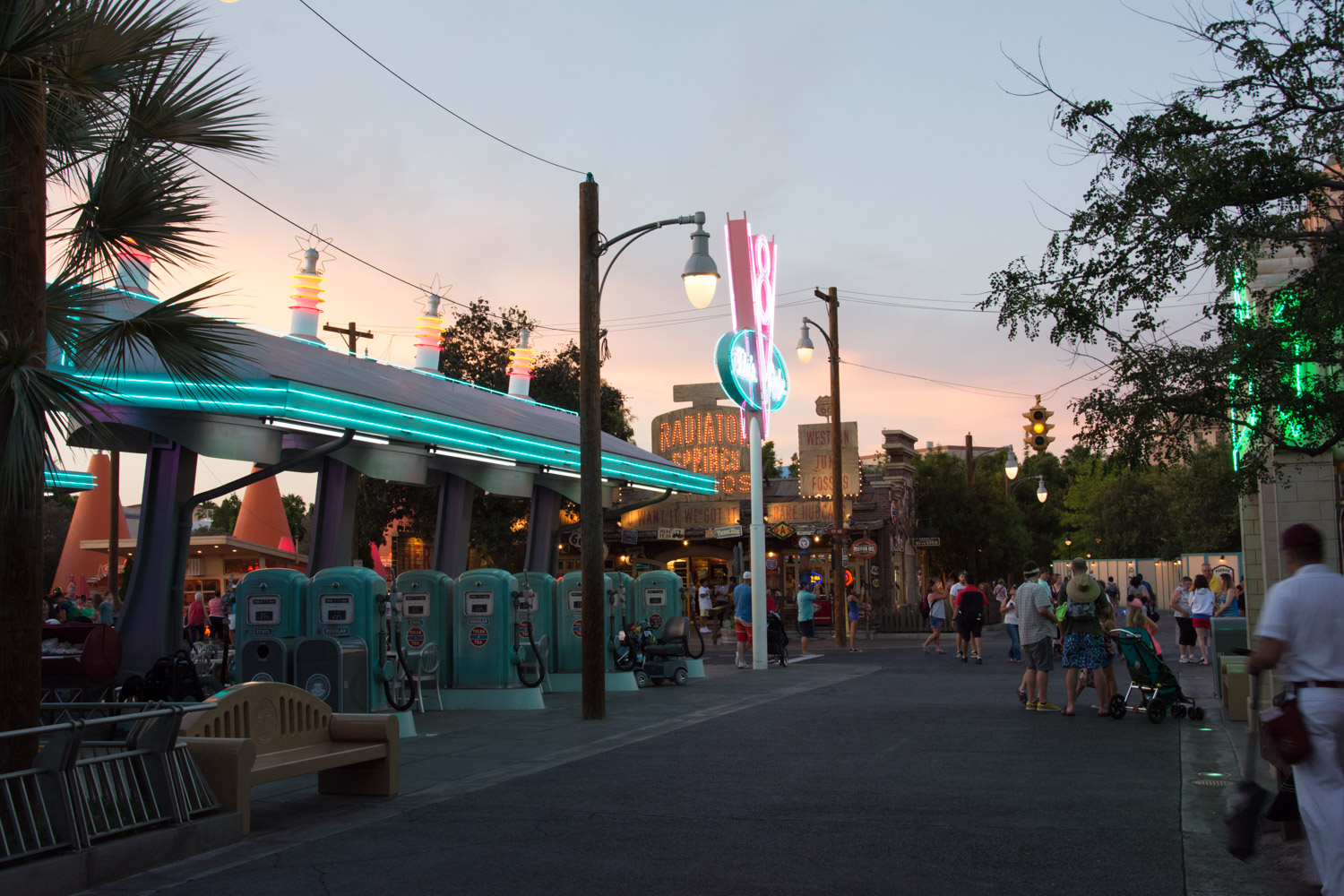 Flo's V8 Cafe at sunset